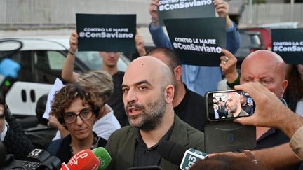 L'écrivain italien Roberto Saviano répond aux journalistes à l'issue de sa condamnation pour diffamation, le 12 octobre 2023, à Rome (Italie). (ANDREAS SOLARO / AFP)