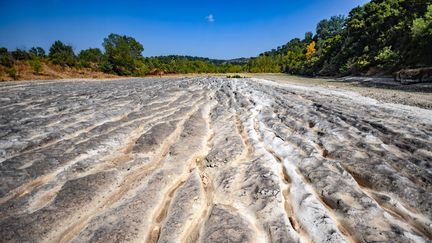 Le cours d'eau le Gardon totalement à sec entre Dions et Pont Saint-Nicolas, dans le Gard, le 20 juillet 2022. (MIKAEL ANISSET / MAXPPP)