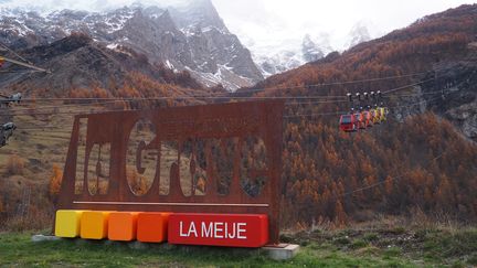 Des cabines des "Téléphériques des glaciers de la Meije", le 21 novembre 2023 à La Grave (Hautes-Alpes). (PAOLO PHILIPPE / FRANCEINFO)