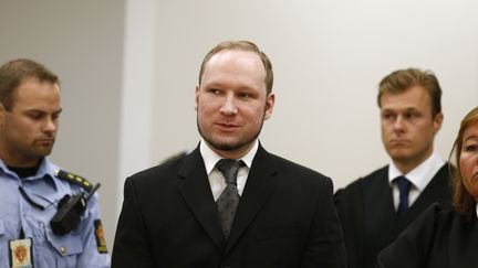 Anders Behring Breivik attend le verdict au tribunal d'Oslo (Norv&egrave;ge), le 24 ao&ucirc;t 2012. (HEIKO JUNGE / REUTERS)