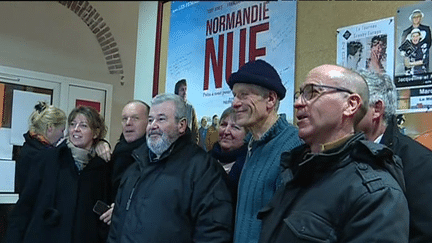 Une partie des habitants et agriculteurs ayant participé au tournage de "Normandie nue" dans le Perche
 (Culturebox - capture d&#039;écran)