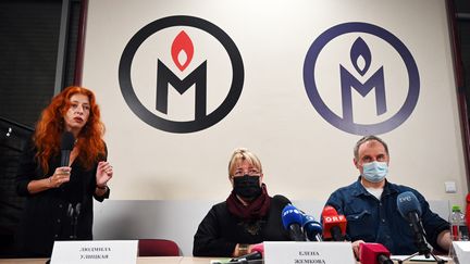 De gauche à droite :&nbsp;Tanya Lokshina,&nbsp;Yelena Zhemkova et&nbsp;Alexander Tcherkasov, trois membres de l'ONG Memorial lors d'une conférence de presse à Moscou le 18 novembre 2021. (ALEXANDER NEMENOV / AFP)