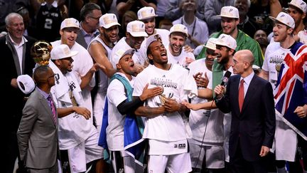 &nbsp; (Kawhi Leonard (au centre), meilleur joueur de la finale © MAXPPP / EPA / Ashley Landis)