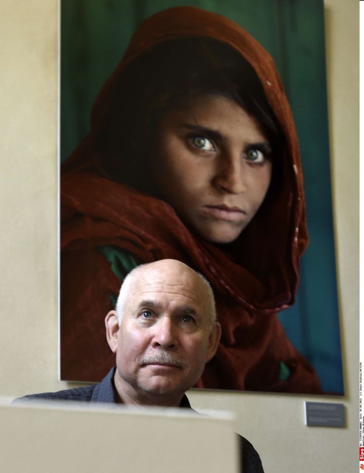 Steve Mccurry devant portrait de la jeune réfugiée Afghane
 (Roman Vondrous/AP/SIPA)