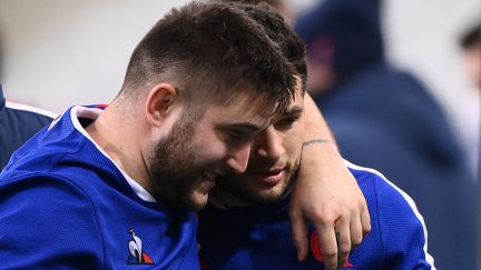 Le pilier gauche du XV de France Cyril Baille célèbre la victoire française contre le Pays de Galles avec l'arrière Brice Dulin, le 20 mars 2021 au Stade de France. (FRANCK FIFE / AFP)