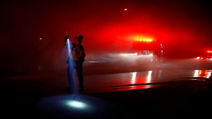 Les enquêteurs continuent&nbsp;de&nbsp;chercher d'autres victimes éventuelles de cet incendie. (ERIC THAYER / REUTERS)