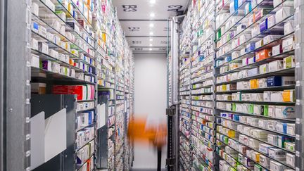 Une pharmacie stocke des médicaments à Angoulême (Charente), le 25 janvier 2018. (BURGER / PHANIE / AFP)