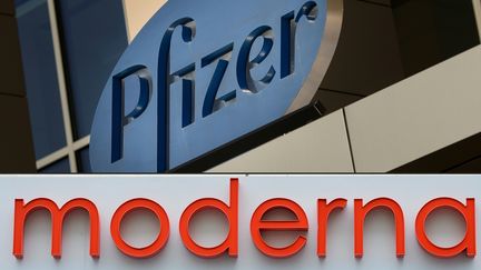 Les logos des laboratoires Pfizer et Moderna. (DOMINICK REUTER / AFP)