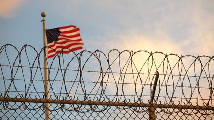 Un drapeau américain flotte sur la prison militaire américaine de Guantanamo, à Cuba, le 16 octobre 2018. (MAREN HENNEMUTH / DPA / AFP)