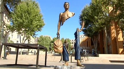 un "Voyageur" de Bruno Catalano admire la place Bargemon du Pavillon M
 (France3 / Culturebox)