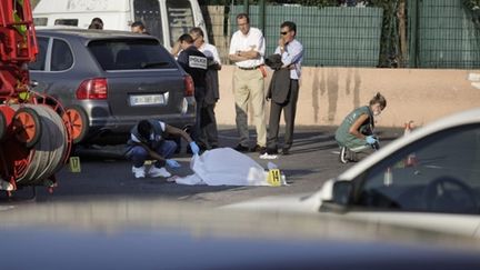 Les policiers sur les lieux du règlement de comptes à Marseille qui a fait deux morts, le 23 août 2010 (AFP/VINCENT BEAUME)