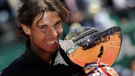 L'Espagnol Rafael Nadal pose avec son troph&eacute;e apr&egrave;s avoir remport&eacute; le tournoi de tennis de Monte Carlo (Monaco), le 22 avril 2012. (REUTERS)