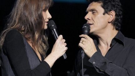 Carla Bruni-Sarkozy et Marc Lavoine au prix Constantin à l'Olympia (12 novembre 2010) (FRANCOIS GUILLOT / AFP)