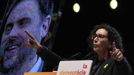 Marta Rovira, numéro 2 de la Gauche républicaine catalane, en campagne le 19 décembre 2017 à San Vicenç, alors que son leader Oriol Junqueras est incarcéré.&nbsp; (LLUIS GENE / AFP)