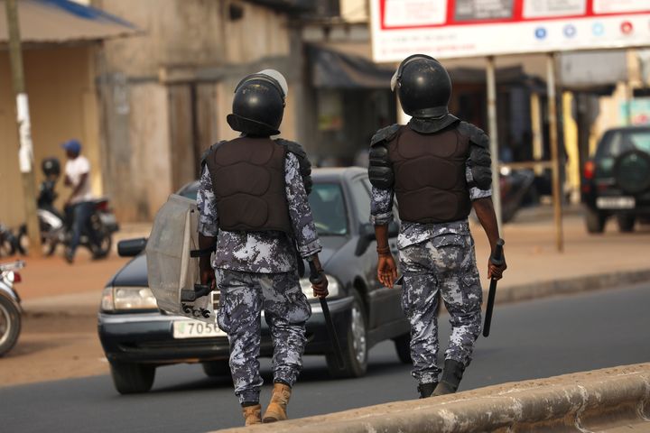 Policiers d'une unité anti-émeutes circulant à Lomé le 28 février 2020 (REUTERS - LUC GNAGO / X01459)