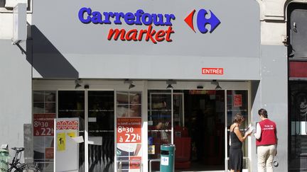 L'entr&eacute;e d'un Carrefour Market, le 29 ao&ucirc;t 2014 &agrave; Paris.&nbsp; (THOMAS SAMSON / AFP)