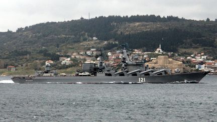 Une photo d'archive datée du 15 novembre 2013 montre le croiseur à missiles guidés de la marine russe, Moskva, traversant le détroit des Dardanelles à Canakkale, en Turquie. (BURAK AKAY / ANADOLU AGENCY / AFP)