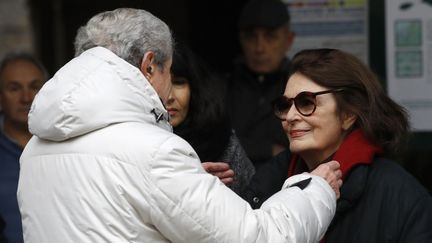 Claude Lelouch et Anouk Aimée aux obsèques de Pierre Barouh. Cimetière Montmartre, le 4 janvier 2017.
 (Patrick Kovarik / AFP)