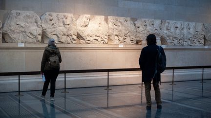 Des visiteurs devant les frises du Parthénon au British Museum de Londres (2022). (JAY SHAW BAKER / NURPHOTO / AFP)