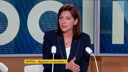 La maire (PS) de Paris, Anne Hidalgo, sur le plateau de l'émission "#VIPol" sur franceinfo, le 6 janvier 2022. (FRANCEINFO)