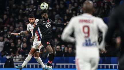 L'attaquant lillois, Jonathan Bamba, ici à la lutte avec le latéral italien de l'OL, Emerson,&nbsp;à l'occasion de la 26e journée de Ligue 1, dimanche 27 février 2022. (OLIVIER CHASSIGNOLE / AFP)