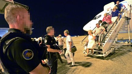 Contrôle de gendarmerie à la descente d'un avion à l'aéroport Saint-Exupéry de Lyon. (GUIOCHON STEPHANE / MAXPPP)