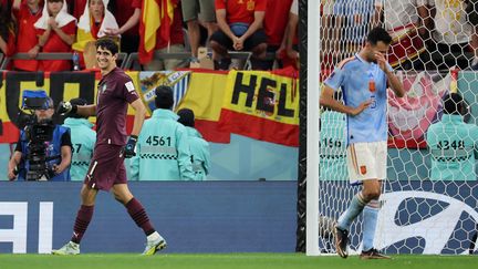 Yassine Bounou peut avoir le sourire. Elu meilleur gardien de Liga la saison dernière, le Marocain vient de stopper le tir au but du capitaine espagnol Sergio Busquets, le 6 décembre 2022. Une panenka d'Achraf Hakimi permettra aux Lions de l'Atlas de triompher de la Roja (0-0, 3-0, t.a.b), et d'accéder aux quarts de finale. (KARIM JAAFAR / AFP)