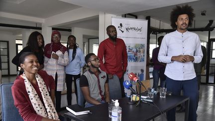 Toumani Sangaré, réalisateur franco-malien et directeur de l’école à&nbsp; Dakar (D), présente avec Ladj Ly (chemise rouge) la première école de cinéma gratuite ouverte en Afrique, le 19 janvier 2022 par e collectif Koutrajmé. (SEYLLOU / AFP)