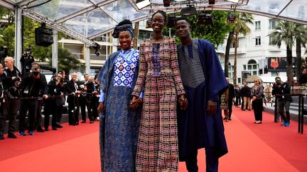L'équipe du film "Banel E Adama", sa réalisatrice Ramata-Toulaye Sy au centre, l'actrice Khady Mane à gauche et l'acteur Mamadou Diallo à droite. C'est le seul premier film nommé en compétition. (VALERY HACHE / AFP)