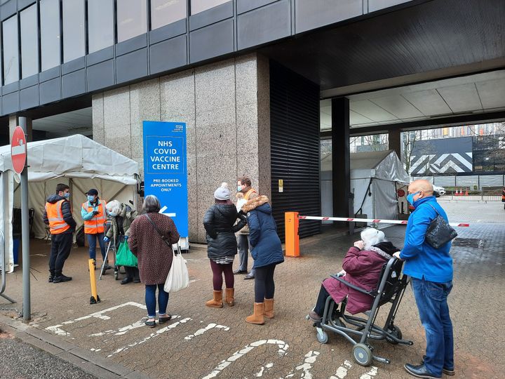 Des patients britanniques font la queue devant un centre de vaccination contre le Covid-19 à Londres, fin janvier 2021. (RICHARD PLACE / RADIO FRANCE)