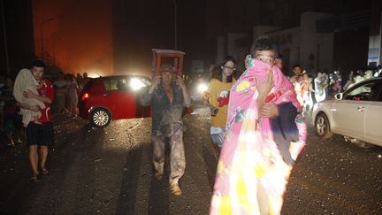 Des habitants se retrouvent dans la rue juste apr&egrave;s la terrible explosion, mercredi 12 ao&ucirc;t, &agrave; Tianjin (Chine).&nbsp; (CHINE NOUVELLE/ XINHUA / SIPA )