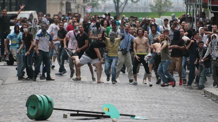 Des manifestants affrontent la polic &agrave; la Goutte d'Or, dans le nord de Paris, le 19 juillet 2014. (JACQUES DEMARTHON / AFP)