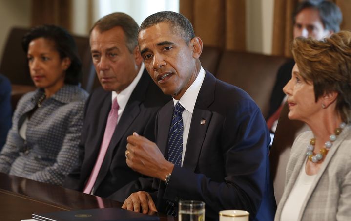 Barack Obama re&ccedil;oit des membres du Congr&egrave;s, dont Nancy Pelosi (D), &agrave; la Maison Blanche, &agrave; Washington (Etats-Unis), le 3 septembre 2013. (LARRY DOWNING / REUTERS )