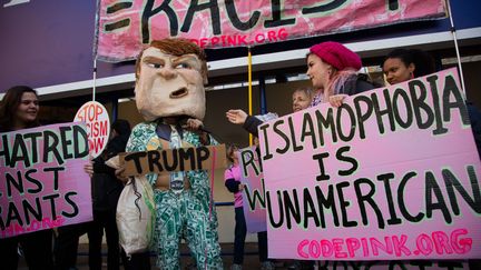 Des militants anti-Trump manifestent devant un hôtel du milliardaire à Washington D.C. (Etats-Unis), le 10 décembre 2015. (JEFF MALET / NEWSCOM / SIPA)