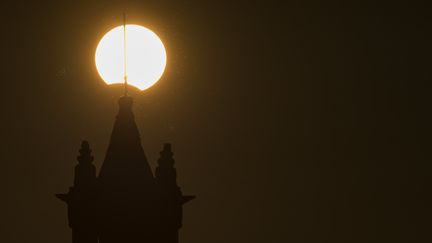 Une éclipse solaire partielle vue depuis la pointe du Van (Finistère), le 21 août 2017. (MAXPPP)