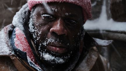 George, un SDF,&nbsp;s'abrite dans&nbsp;l'entrée d'une église de Boston (Massachussetts) pour se protéger des chutes de neige, le 4 janvier 2018. (SPENCER PLATT / GETTY IMAGES NORTH AMERICA / AFP)