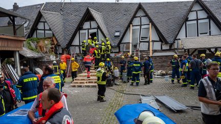 Des secouristes interviennent après l'effondrement d'un hôtel, à Traben-Trarbach, en Allemagne, le 7 août 2024. (HARALD TITTEL / DPA / AFP)