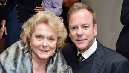 L'acteur canadien Kiefer Sutherland et sa mère, l'actrice Shirley Douglas, à Toronto (Canada) en 2012. (GEORGE PIMENTEL / GETTY IMAGES NORTH AMERICA)