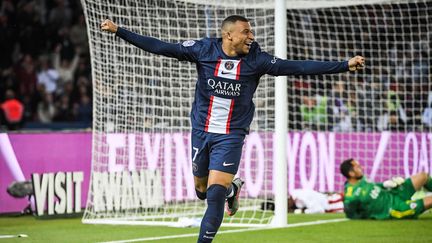 Kylian Mbappé après son but contre Ajaccio en Ligue 1, au Parc des Princes, le 13 mai 2023. (MATTHIEU MIRVILLE / AFP)