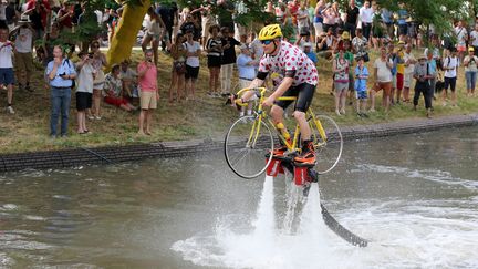 Lors de la deuxi&egrave;me &eacute;tape, parti le &nbsp;5 juillet d'Utrecht (Pays-Bas), ce n'est pas le vainqueur Andr&eacute; Greipel qui a attir&eacute; tous les regards, mais&nbsp;ce cycliste amateur juch&eacute; sur un flyboard, un jet-pack nautique. Personne ne pouvait le manquer, selon SportsGrid. (DE WAELE TIM / TDWSPORT SARL / AFP)