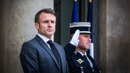 Le président de la République, Emmanuel Macron, sur le perron de l'Elysée, à Paris, le 18 octobre 2023. (XOSE BOUZAS / HANS LUCAS / AFP)