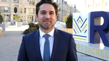 Le maire de Reims Arnaud Robinet pose pour des photos devant l'hôtel de ville de Reims, le 17 janvier 2020. (FRANCOIS NASCIMBENI / AFP)