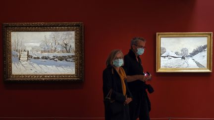 Des visiteurs aux côtés des tableux de Claude Monet au musée d'Orsay; lors du jour de réouverture le 23 juin 2020.&nbsp; (THOMAS COEX / AFP)