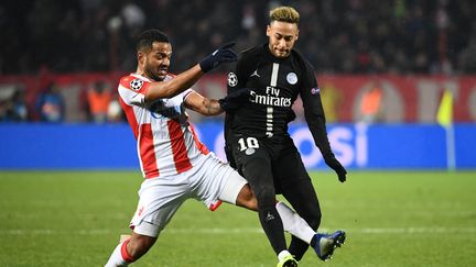 Le milieu de l'Etoile rouge de Belgrade,&nbsp;Lorenzo Ebicilio, au duel avec l'attaquant du Paris Saint-Germain Neymar, le 11 décembre 2018, lors du match Belgrade-PSG, à Belgrade (Serbie). (FRANCK FIFE / AFP)