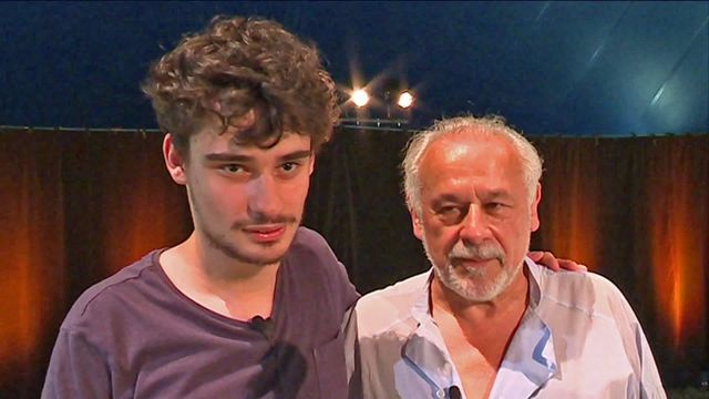 Francis Perrin sur scène avec son fils autiste Louis Perrin : Les progrès  sont phénoménaux (VIDEO)