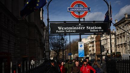 L'entrée de la station de métro Westminster, à Londres (Royaume-Uni), le 24 janvier 2024. (HENRY NICHOLLS / AFP)