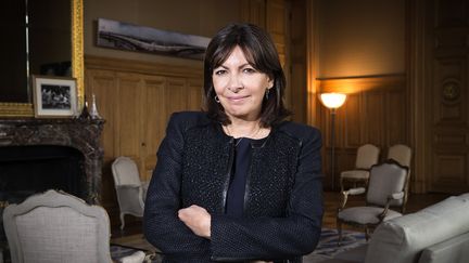 Anne&nbsp;Hidalgo, le 4 mars 2015, dans son bureau de maire de Paris.&nbsp; (JOEL SAGET / AFP)