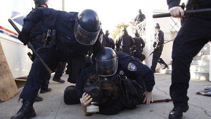 Un manifestant anti-Wall Street interpell&eacute; par les forces de l'ordre &agrave; Oakland en Californie (Etats-Unis), le 28 janvier 2012. (STEPHEN LAM / REUTERS)