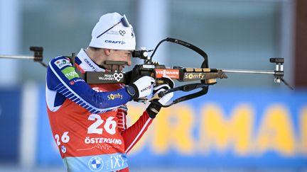 Le biathlète français Eric Perrot, sur le pas de tir, lors de la mass start d'Ostersund, le 12 mars 2023. (ANDERS WIKLUND / AFP)