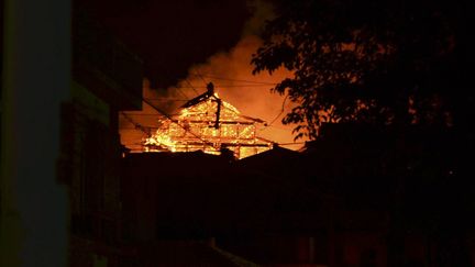 Le château de Shuri (XVe siècle) en flammes dans l'île japonaise d'Okinawa, dans la nuit du 30 au 31 octobre 2019.&nbsp; (KEISUKE YANO / YOMIURI)